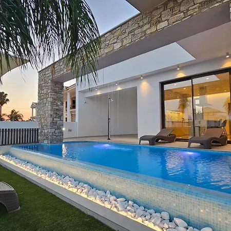 Oasis Luxury Villa *